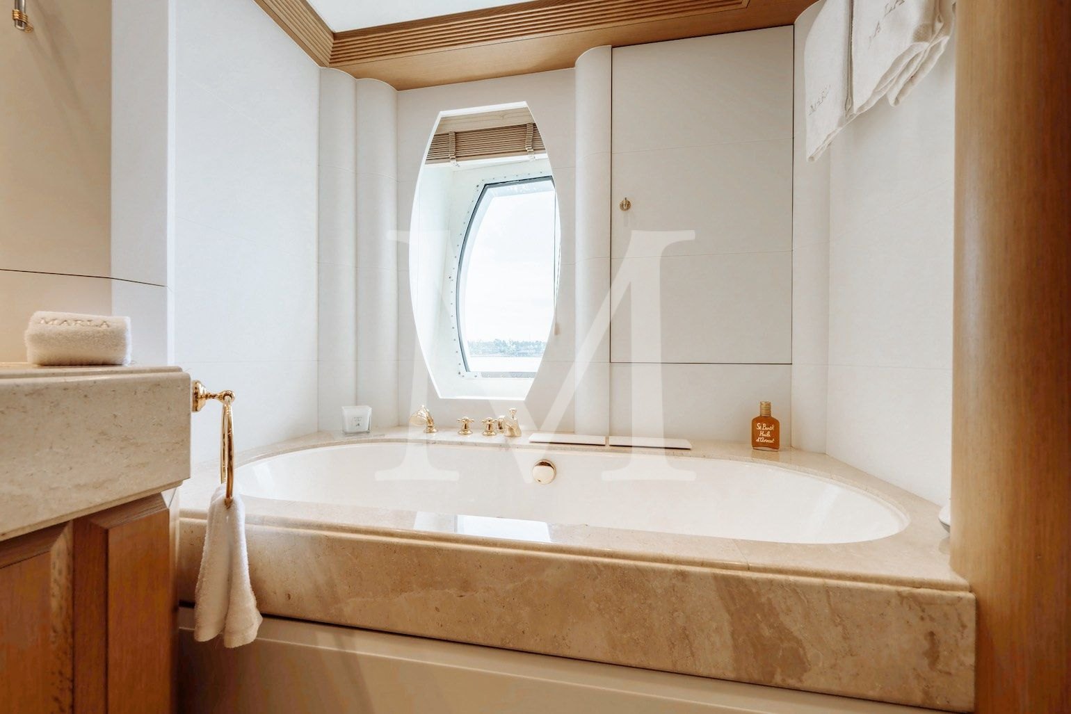 Marla_charter_yacht_master_ensuite_bathtub