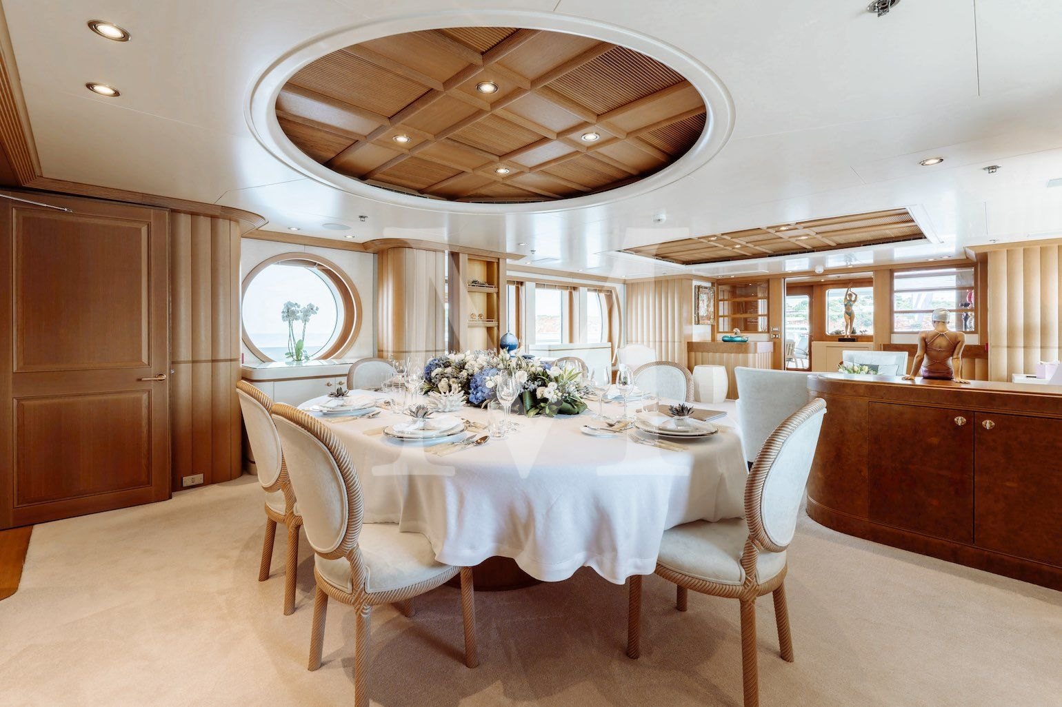 Marla_charter_yacht_main_salon_dining