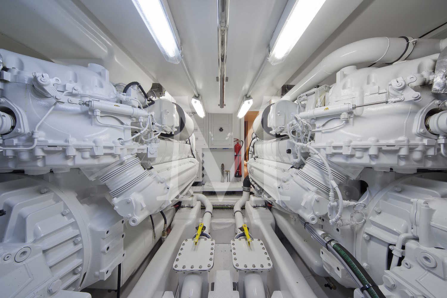 CERRI NEW BUILD CCN 86 FLYING SPORT engine room photo