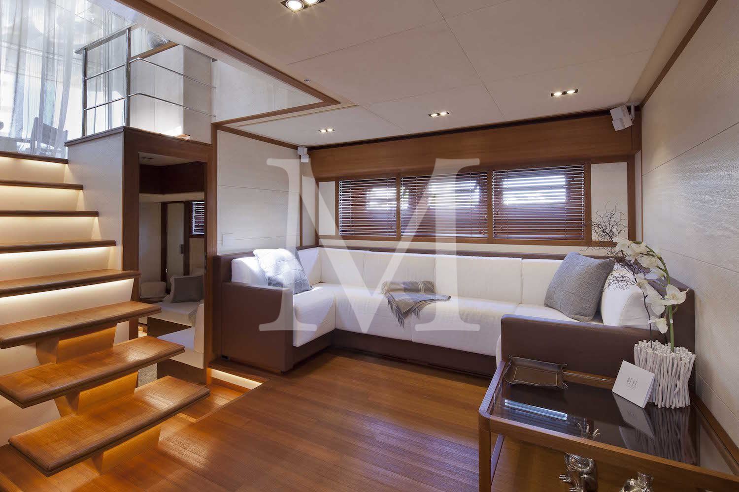 CERRI NEW BUILD CCN 86 FLYING SPORT lower deck sofa