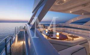 L’EQUINOX Heesen yacht sundeck by night