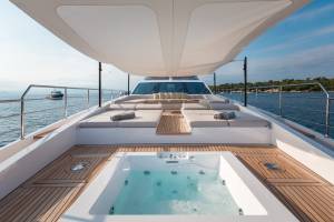 Heed yacht azimut grande bow loungers