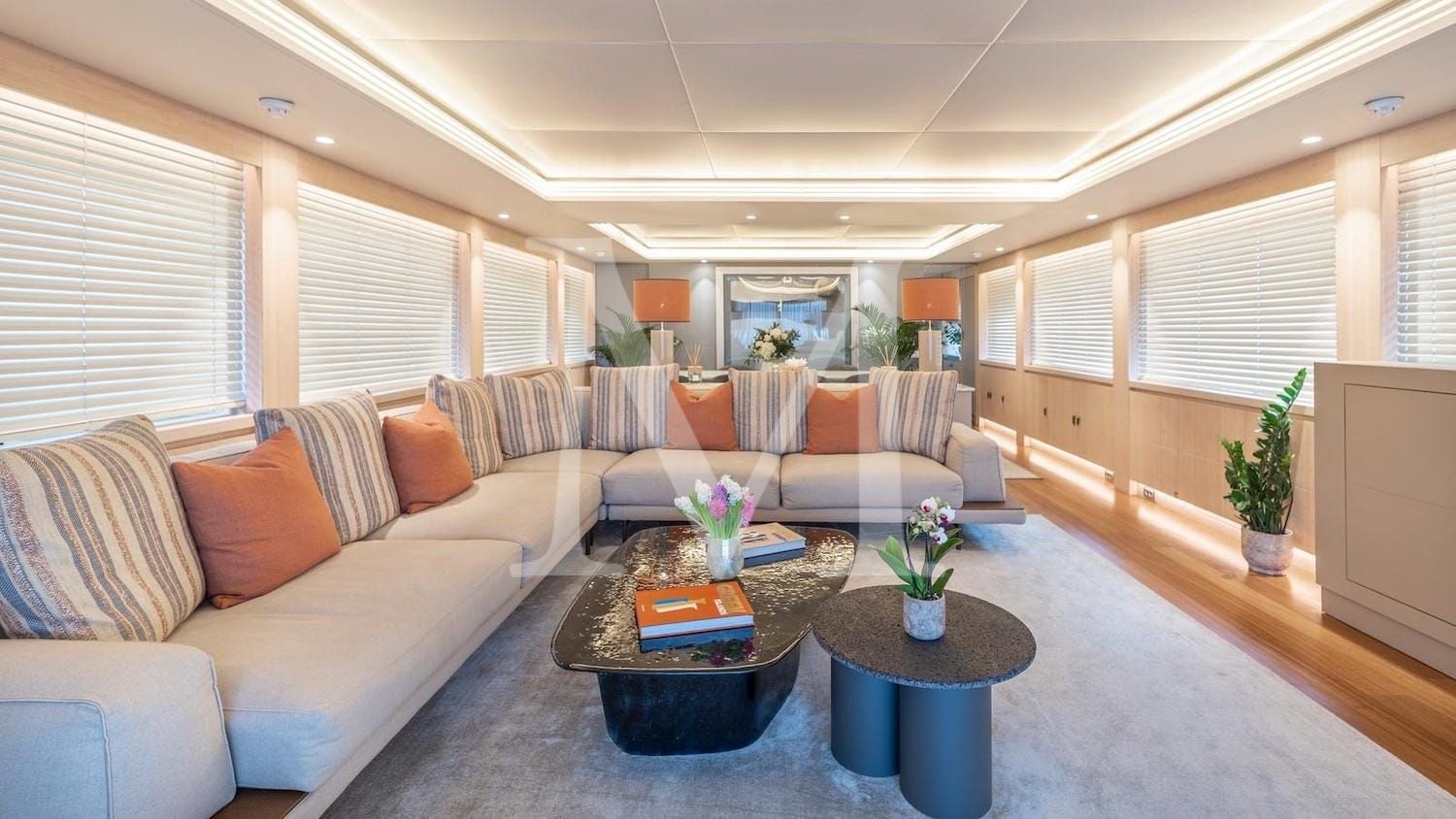 white_knight_maiora_salon