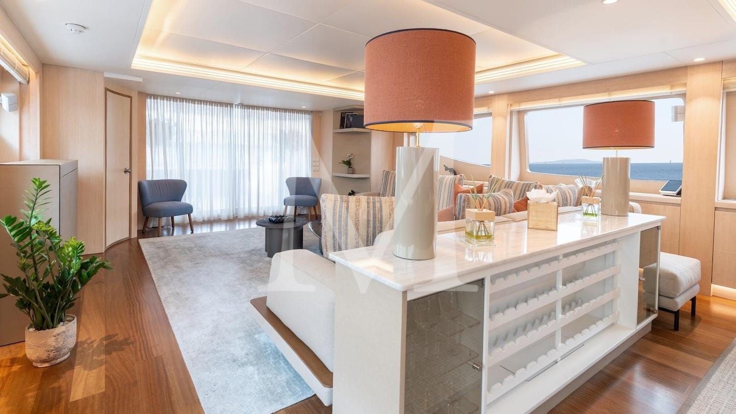 white_knight_maiora_salon_side2