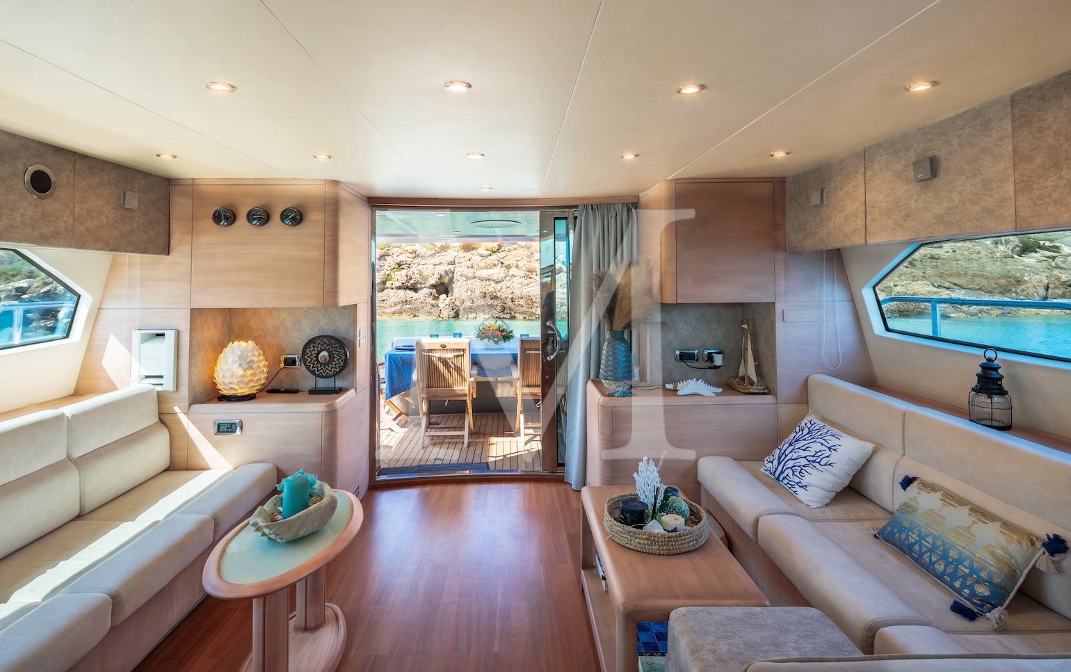 REVIVAL yacht charter Greece salon3