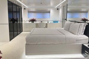Vertigo_yacht_master_suite_side