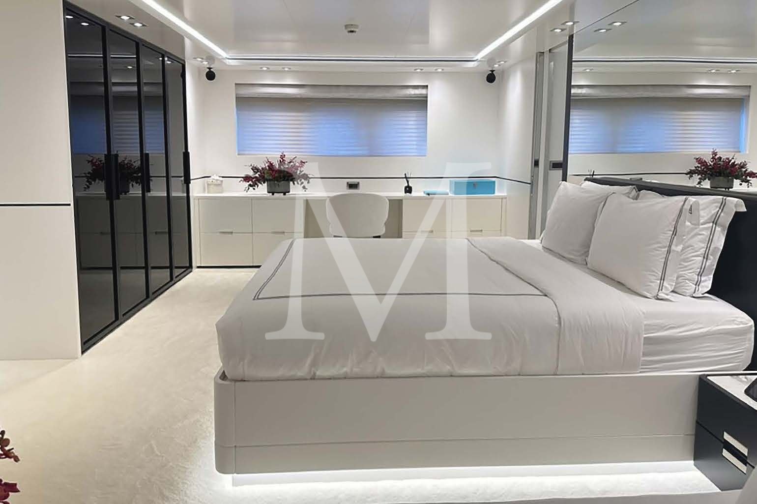 Vertigo_yacht_master_suite_side