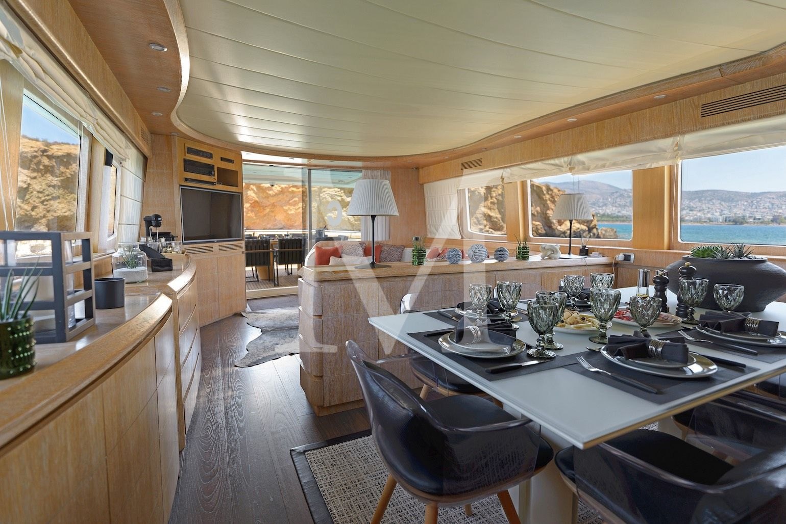 COOKIE yacht salon overview