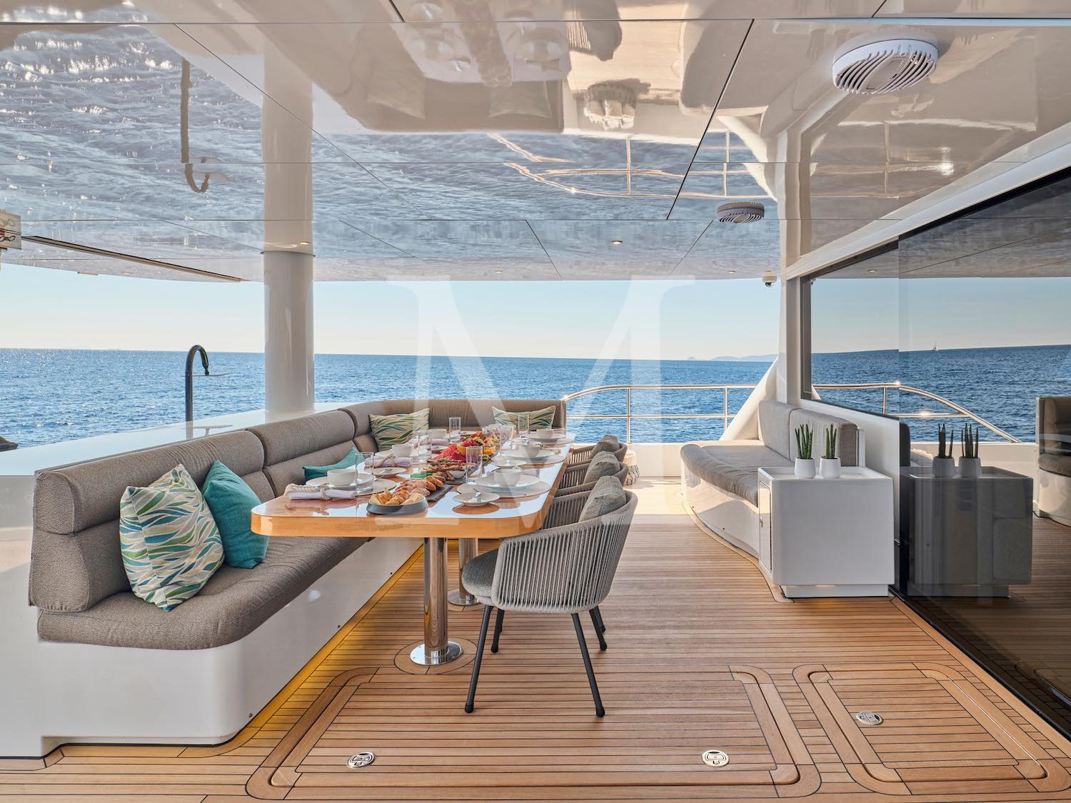 Samara_motor_catamaran_aft