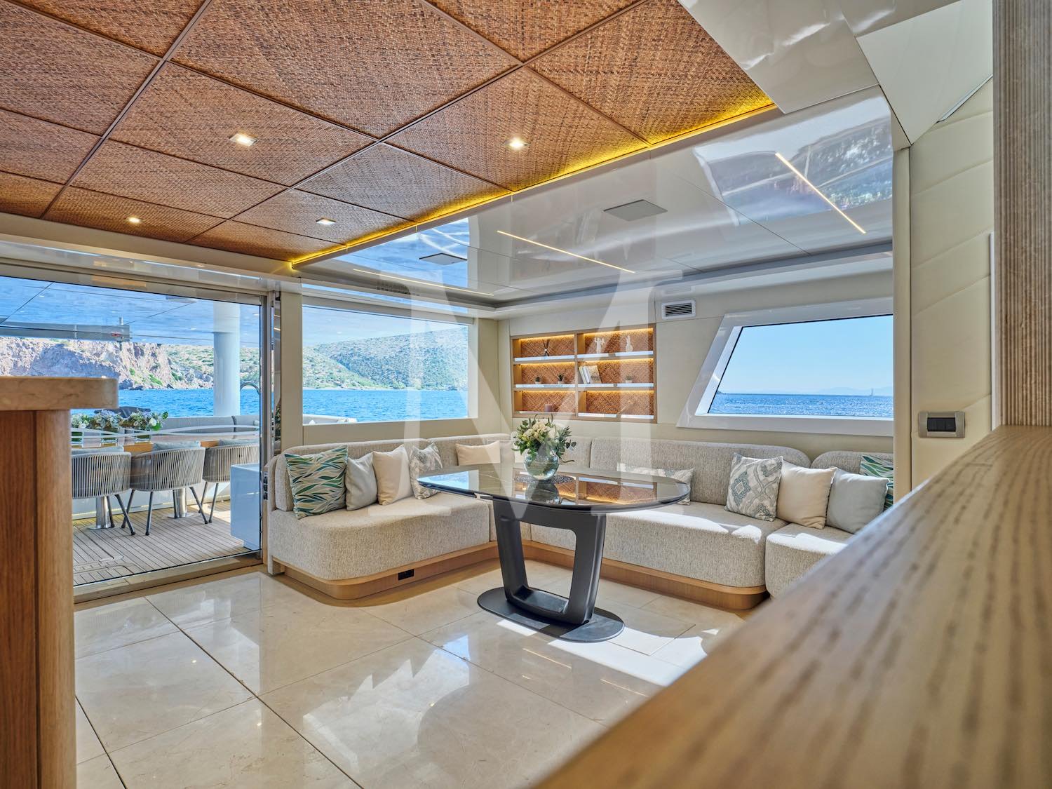 Samara_motor_catamaran_salon