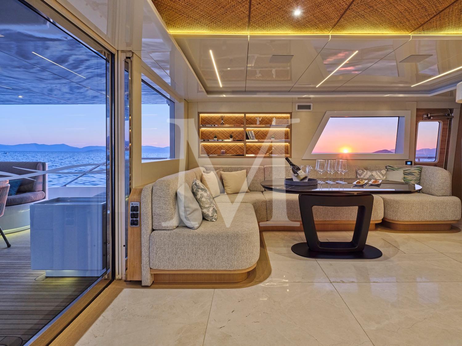 Samara_motor_catamaran_salon2