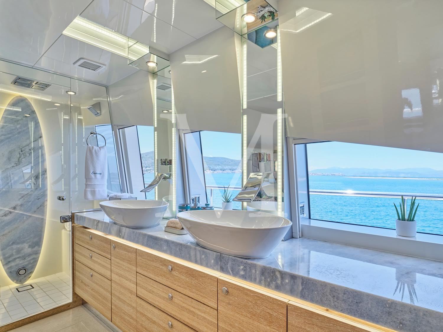 Samara_motor_catamaran_Master_ensuite2