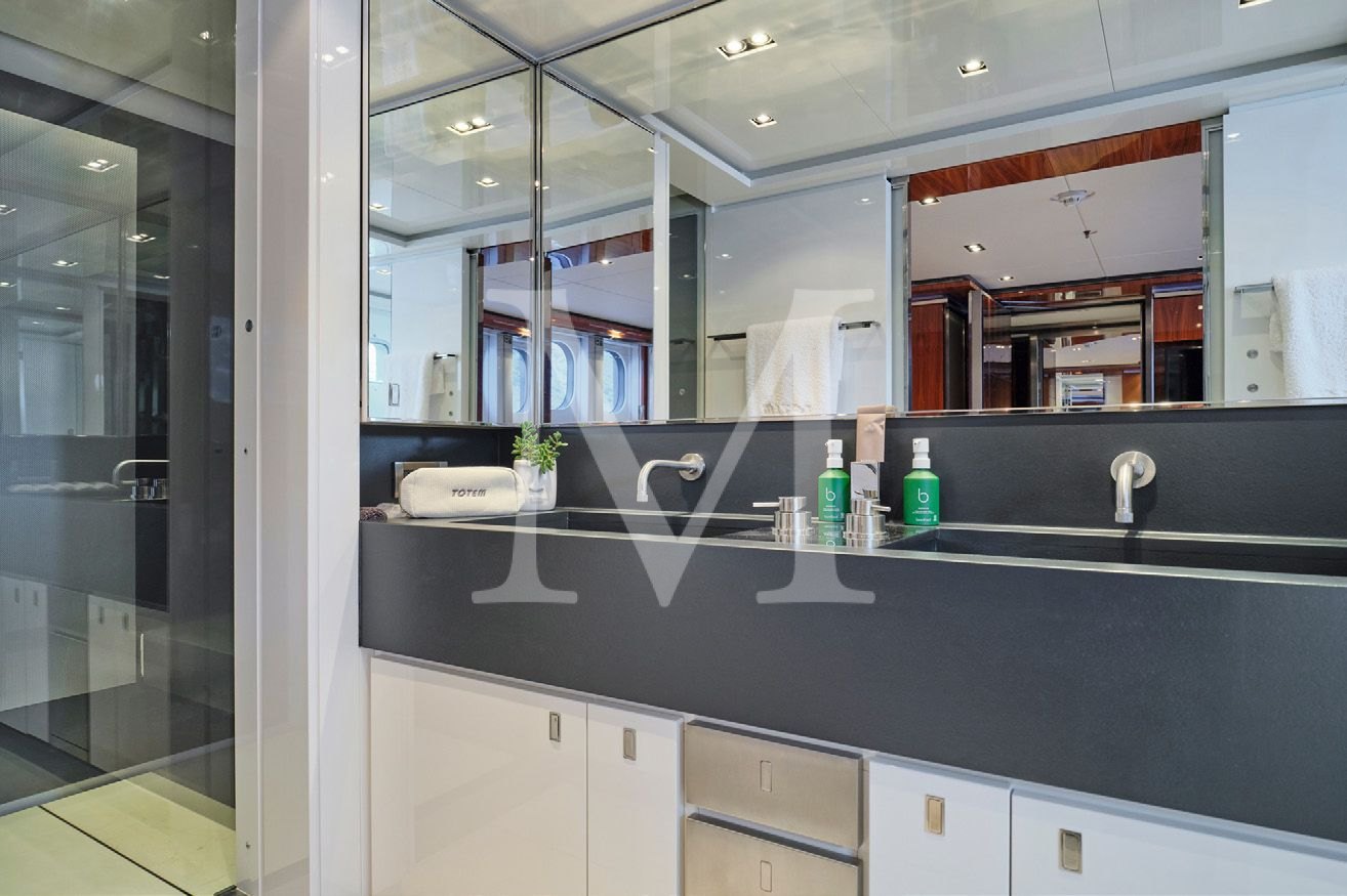 Totem_yacht_Twin_ensuite