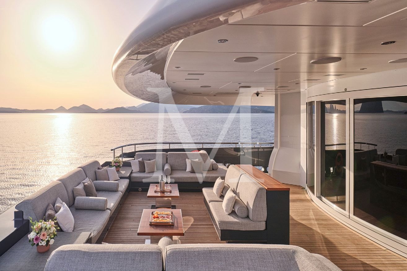 Totem_yacht_aft_deck