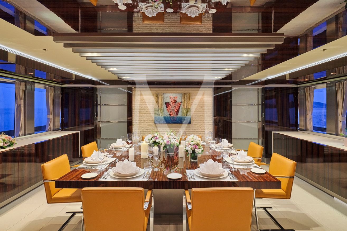 Totem_yacht_dining
