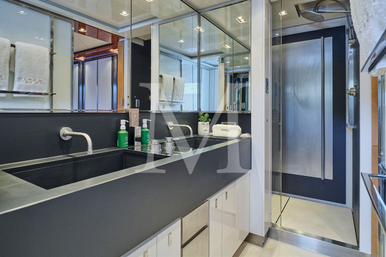 Totem_yacht_double_ensuite