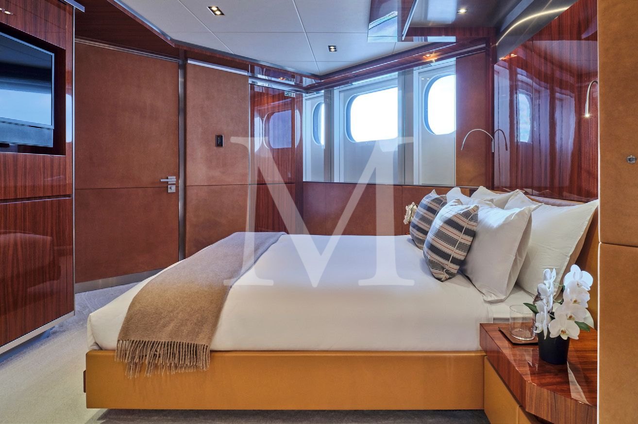 Totem_yacht_double_side