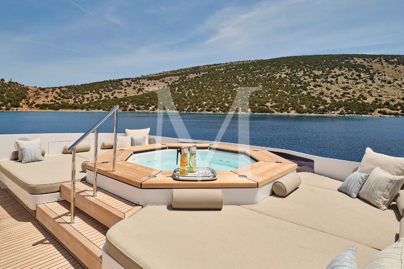 Totem_yacht_jacuzzi