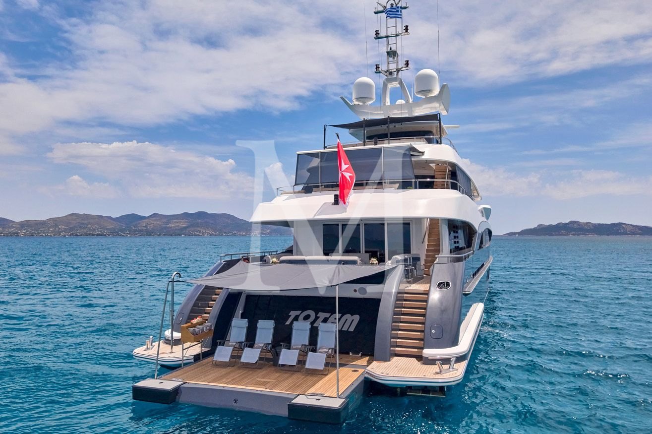 Totem_yacht_stern