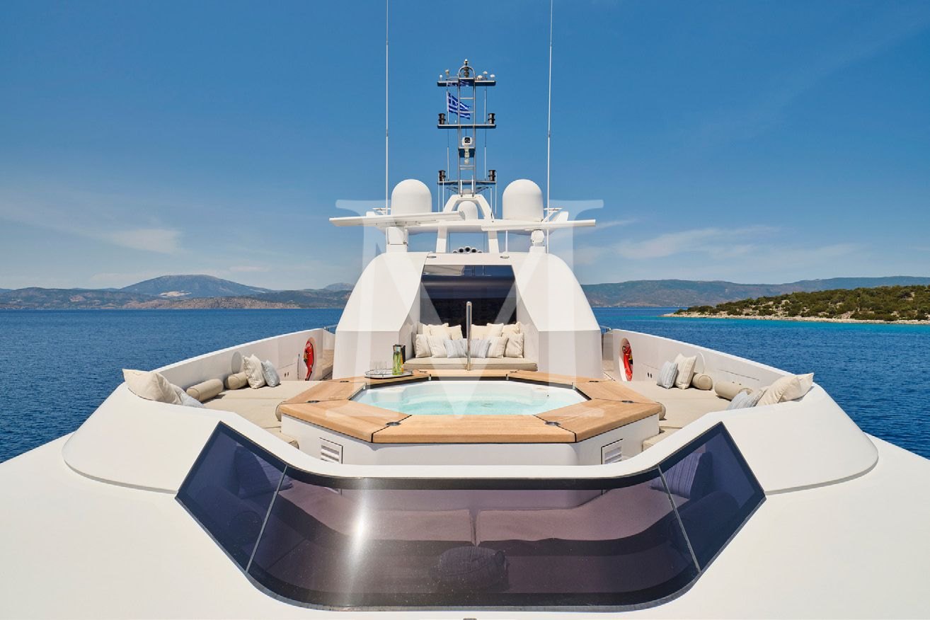Totem_yacht_sundeck