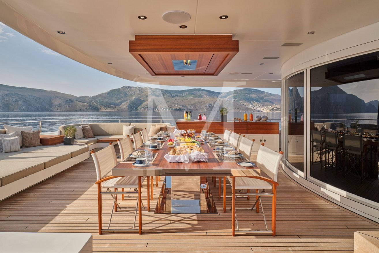 Totem_yacht_upper_deck_aft