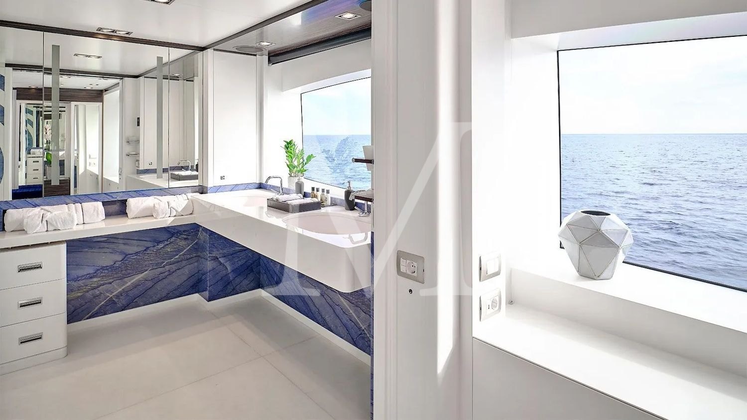 Africa_I_charter_yacht_Master_suite_ensuite