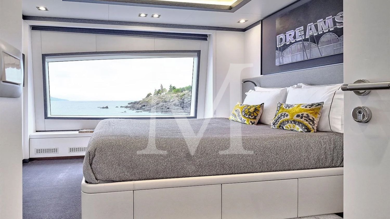 Africa_I_charter_yacht_VIP_suite_side