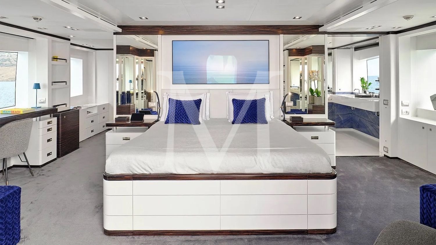 Africa_I_charter_yacht_master_suite_bed