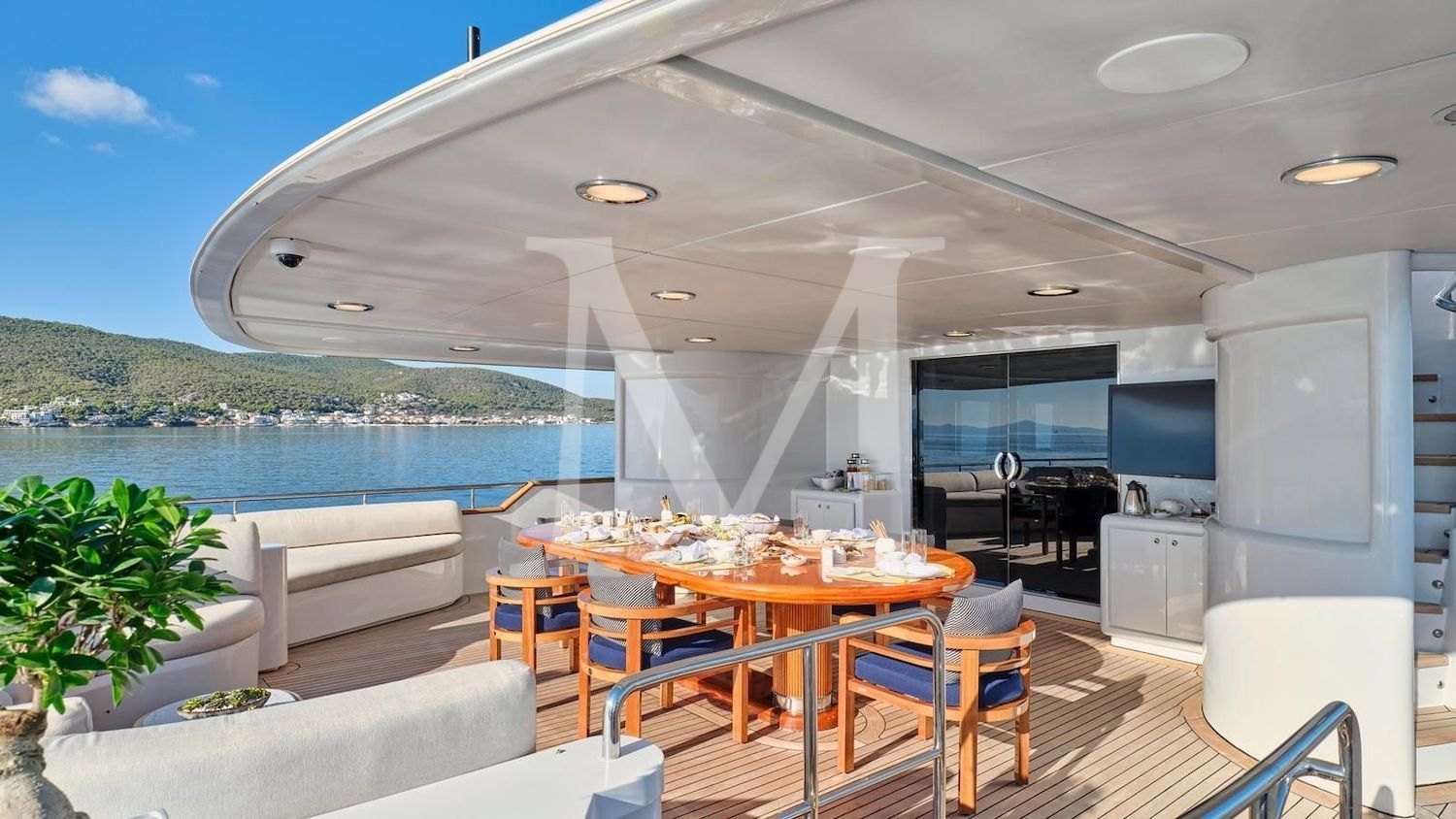 Artemisea_Upper_deck_breakfast