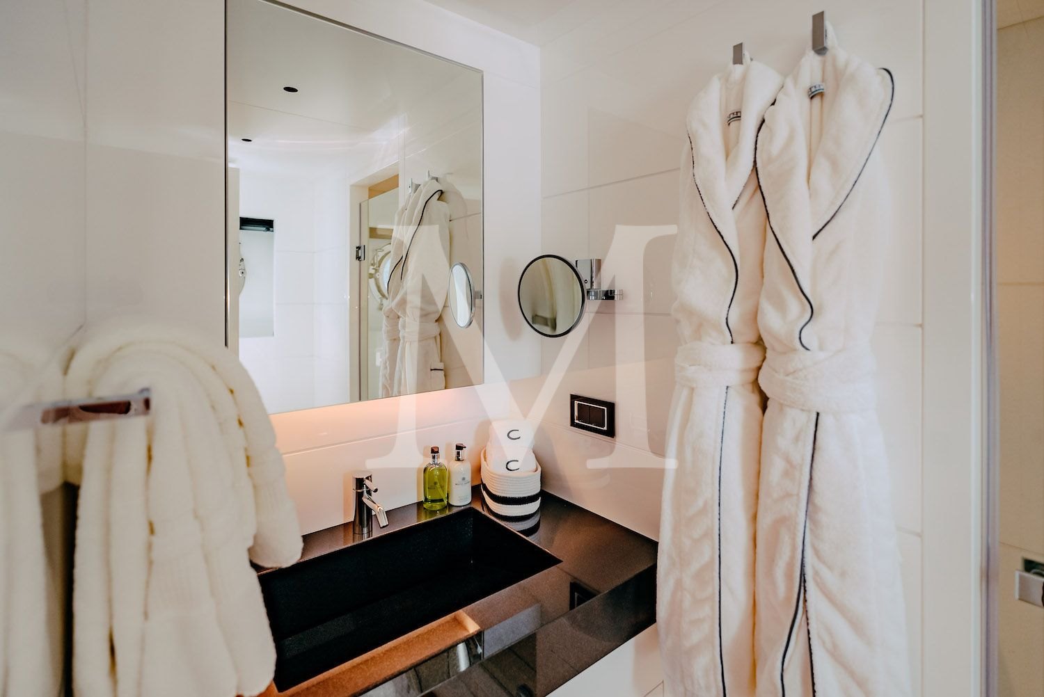 Carmen_Cabin Twin Rihanna_Bathroom