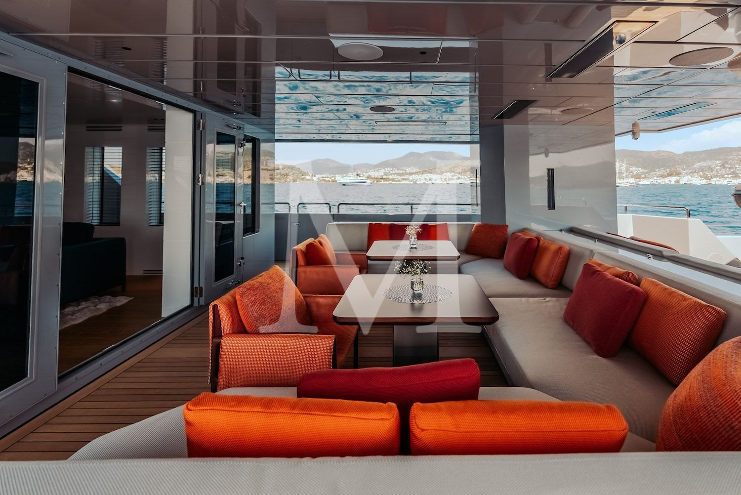 Carmen_U-shaped alfresco lounge on the aft deck2