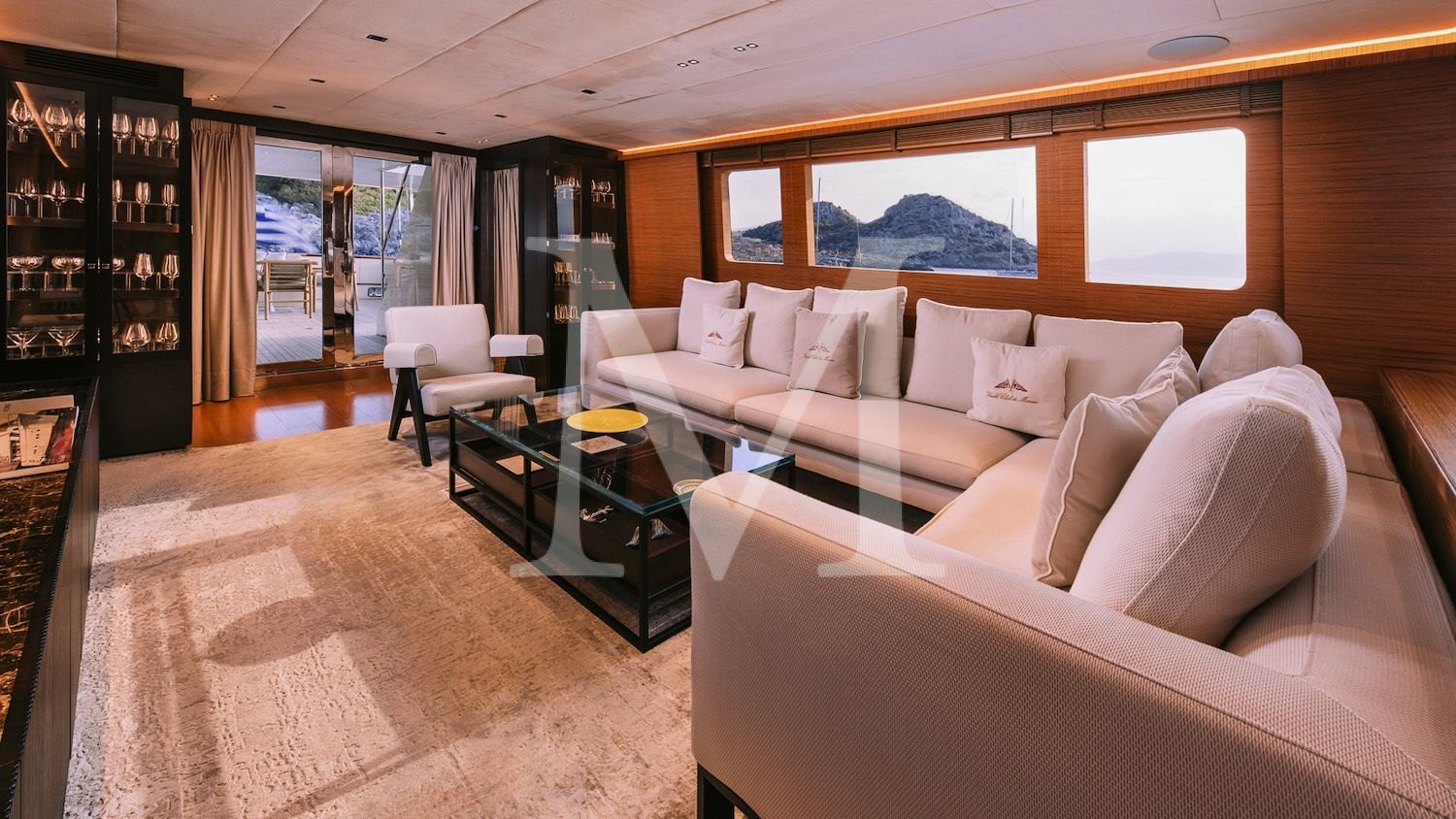 Xiphias_yacht_salon2