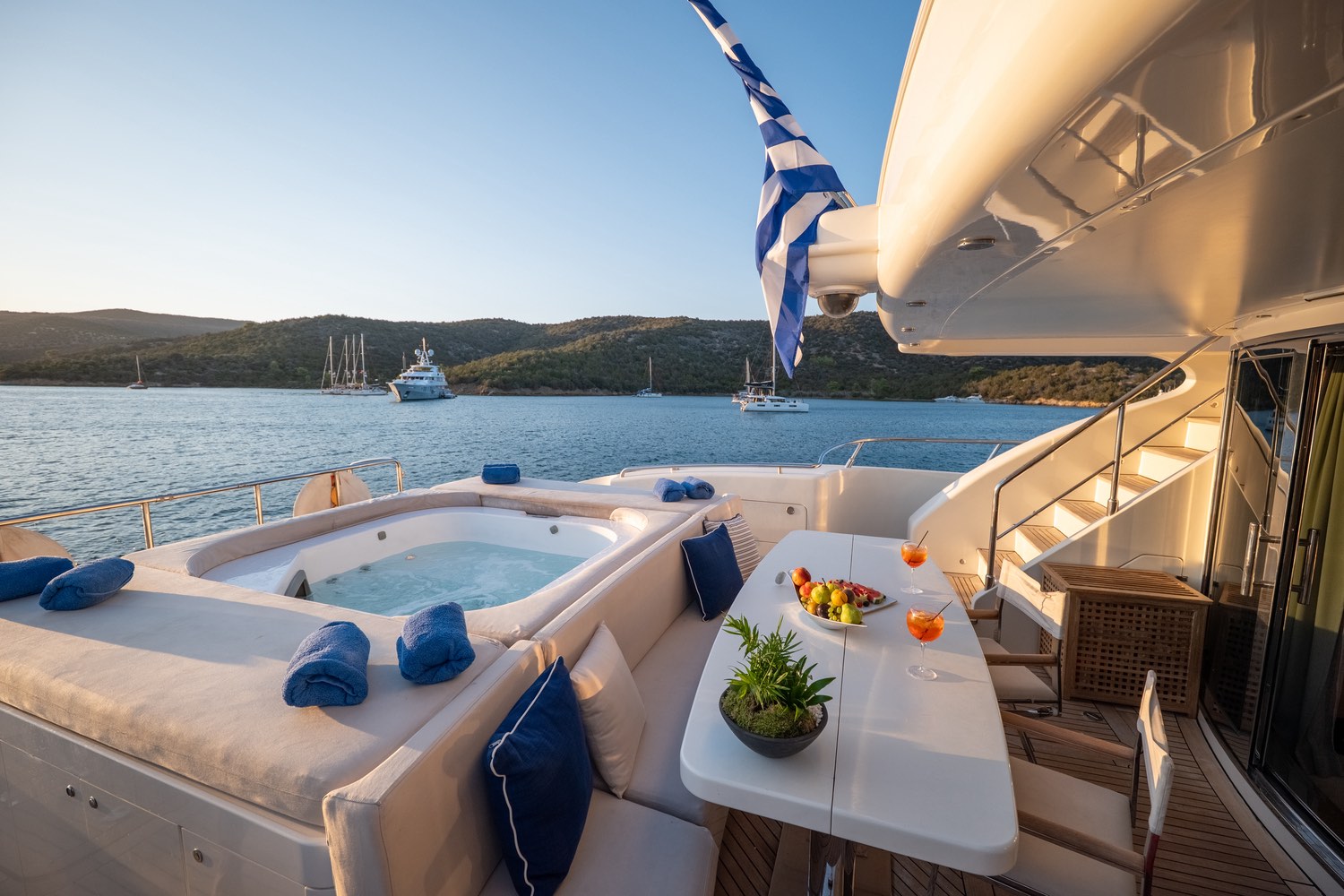 LIBERDADE_ISA_yacht_aft_deck_jacuzzi