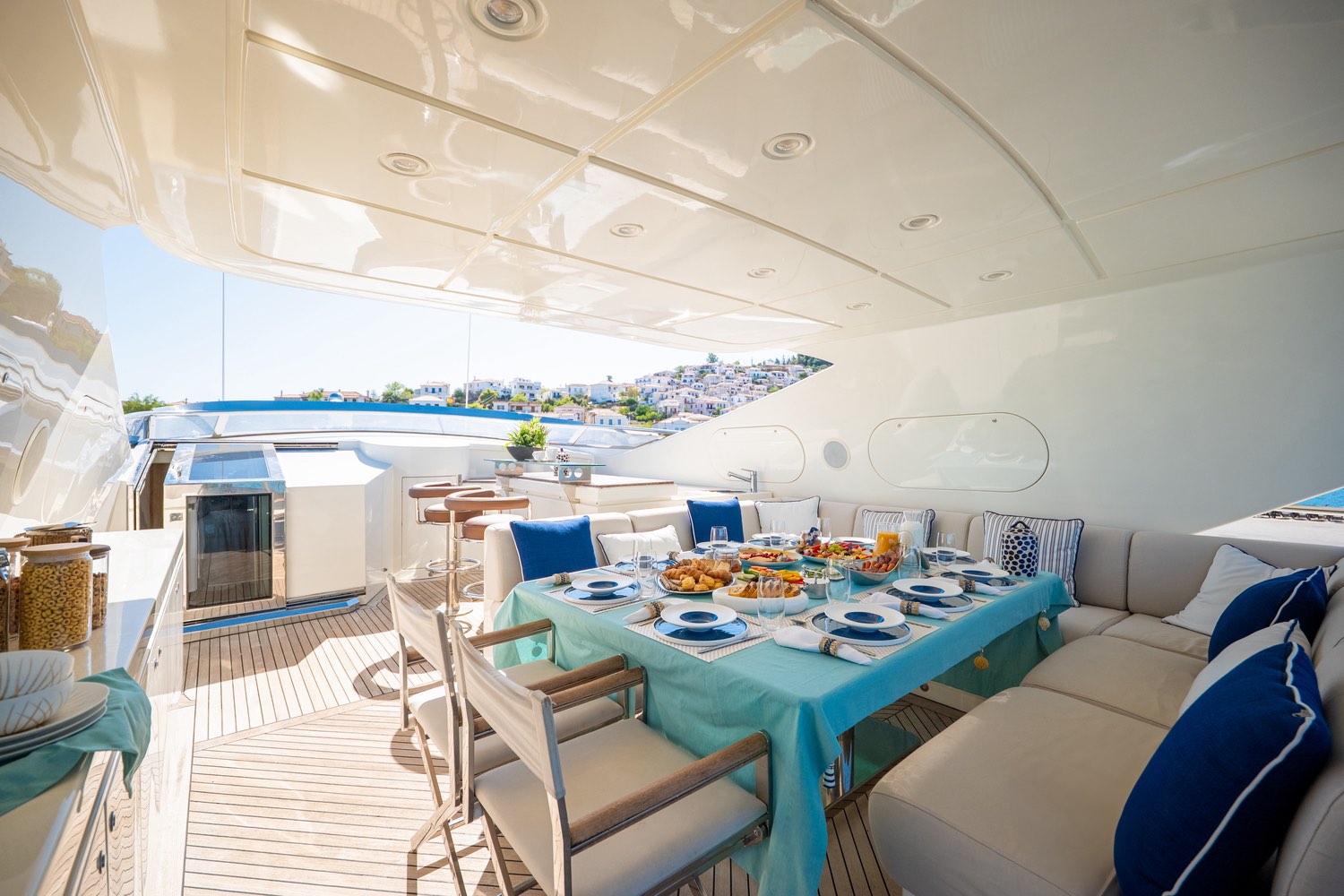 LIBERDADE_ISA_yacht_sundeck_dining
