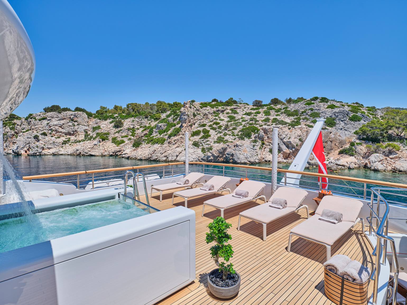 yacht_SEAKID_II_charter_greece_sundeck_beds