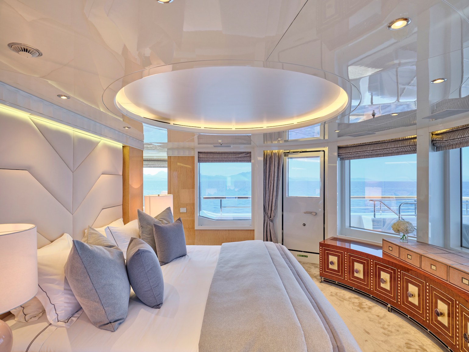 yacht_SEAKID_II_Owner_suite_bed