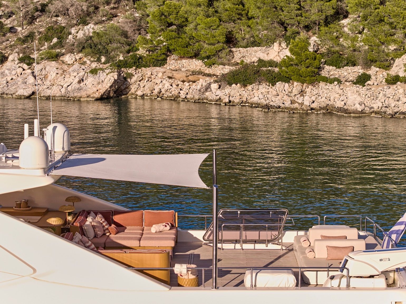 Malen_yacht_sundeck_side