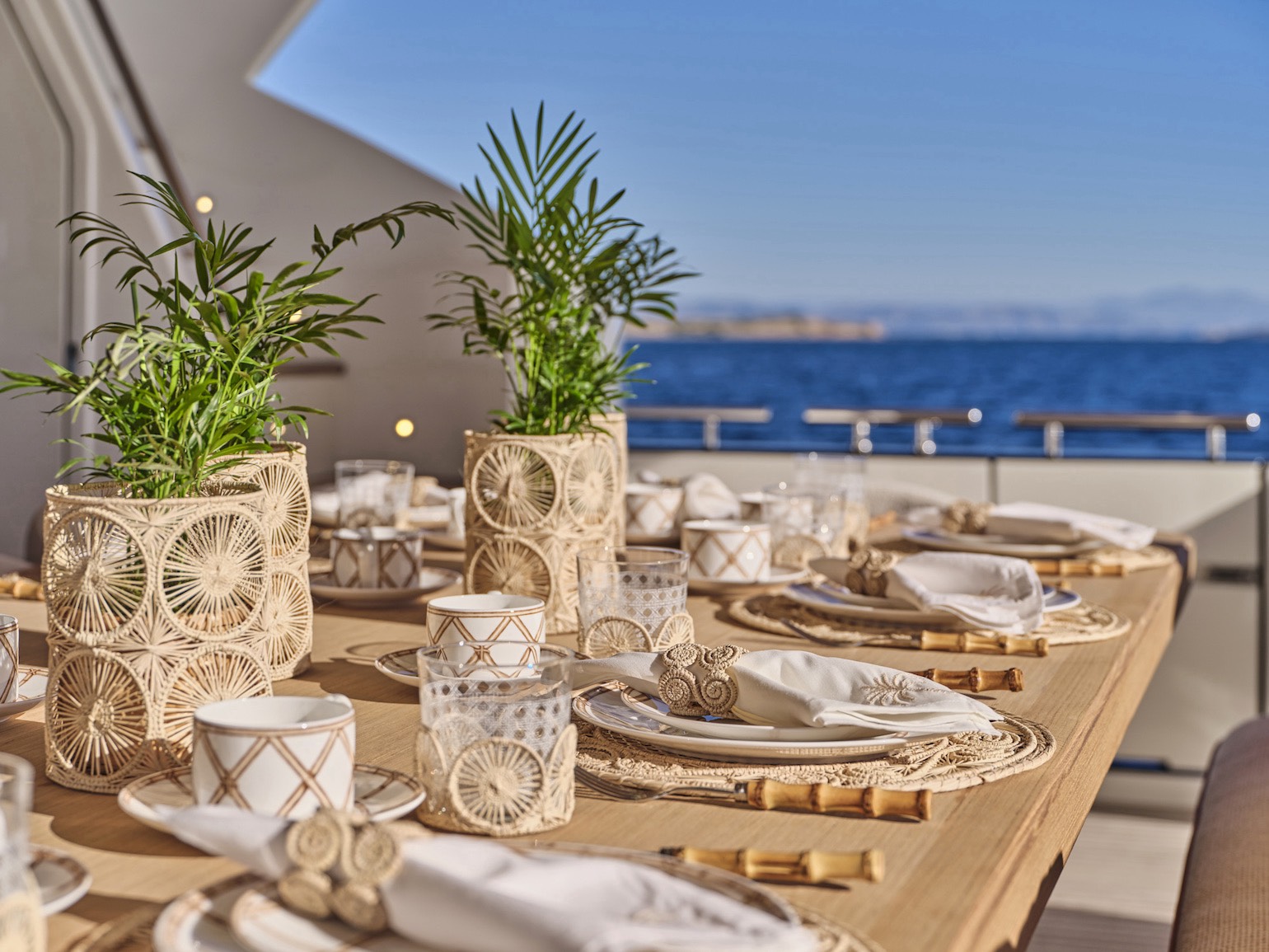 Malen_yacht_aft_table_breakfast