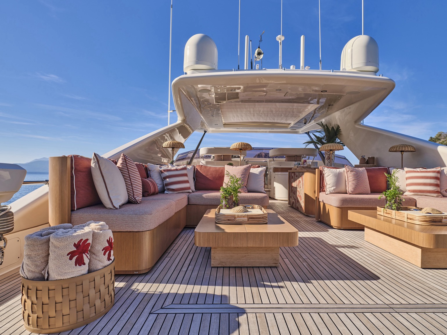 Malen_yacht_sundeck2