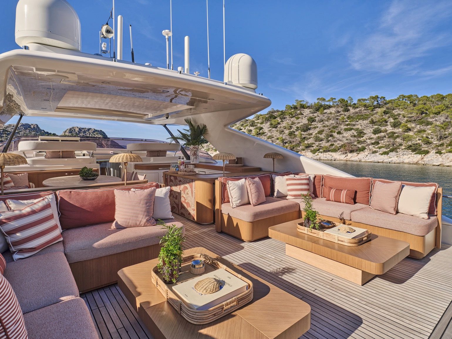 Malen_yacht_sundeck_salon