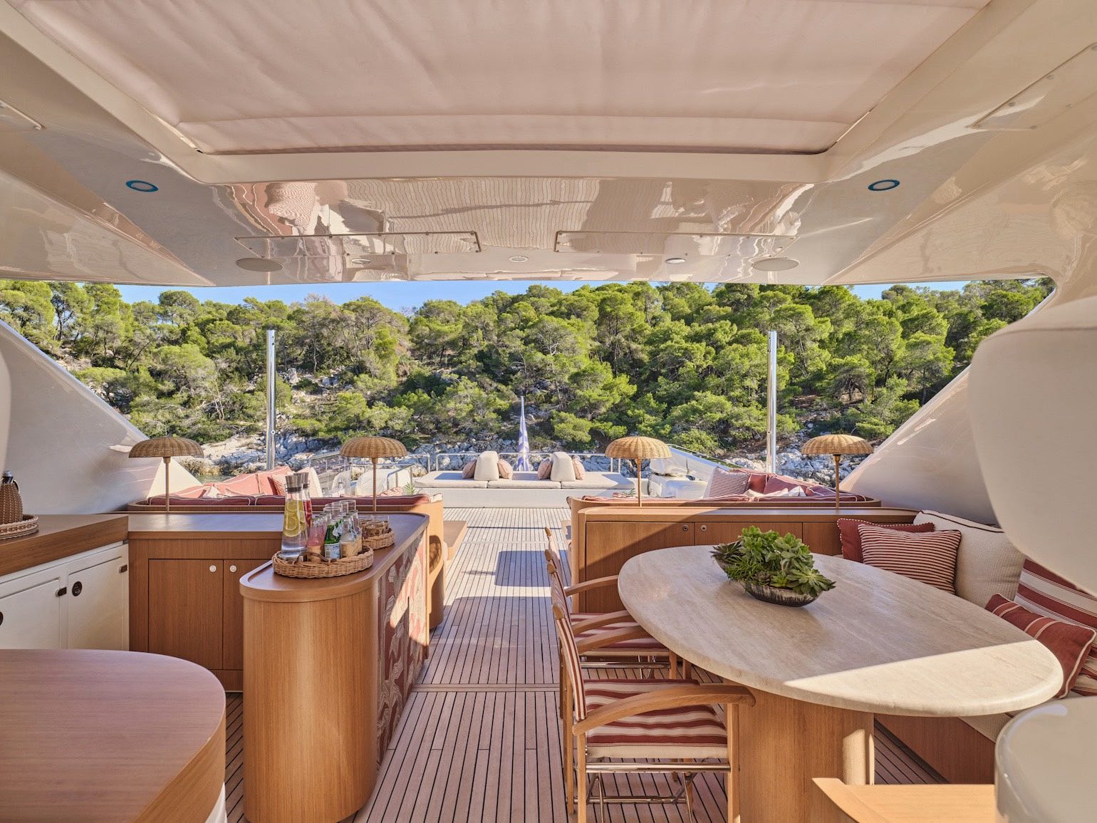 Malen_yacht_sundeck-bar