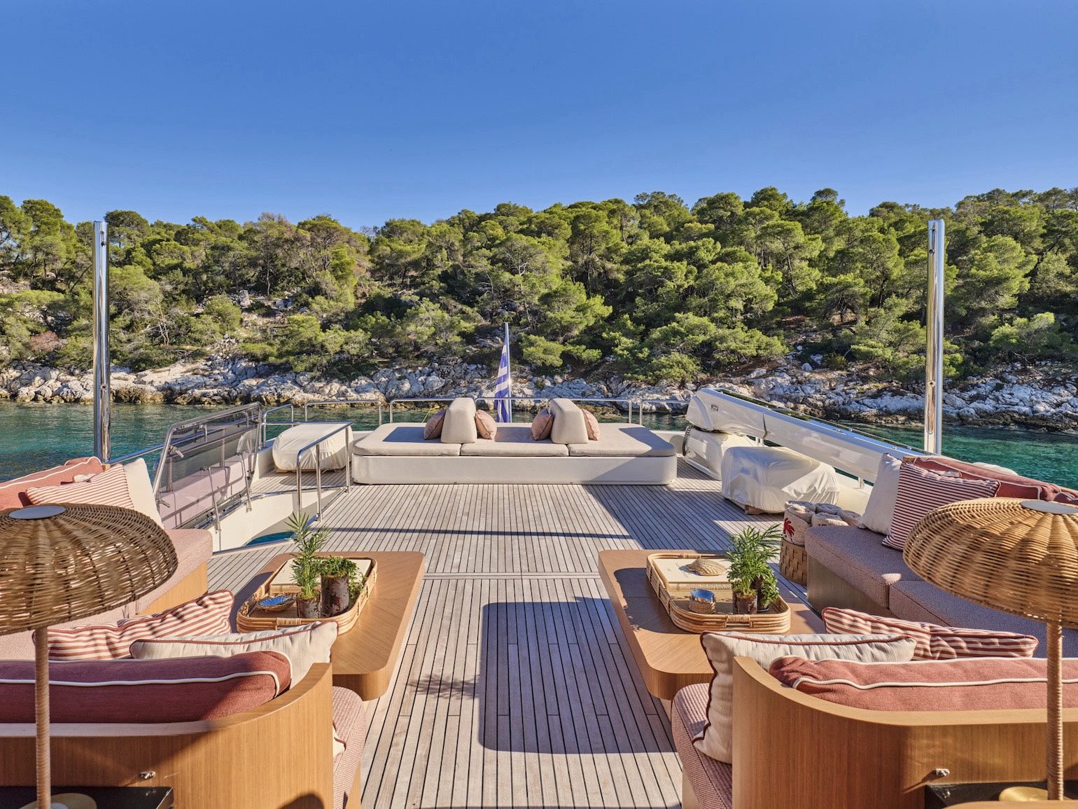 Malen_yacht_sundeck_aft