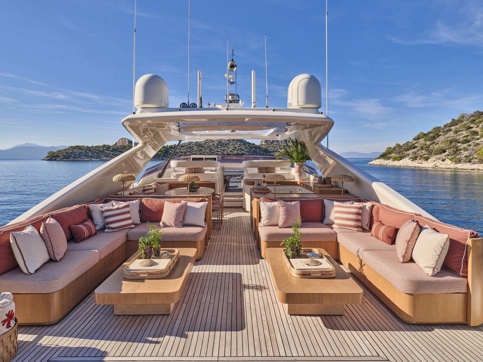 Malen_yacht_sundeck