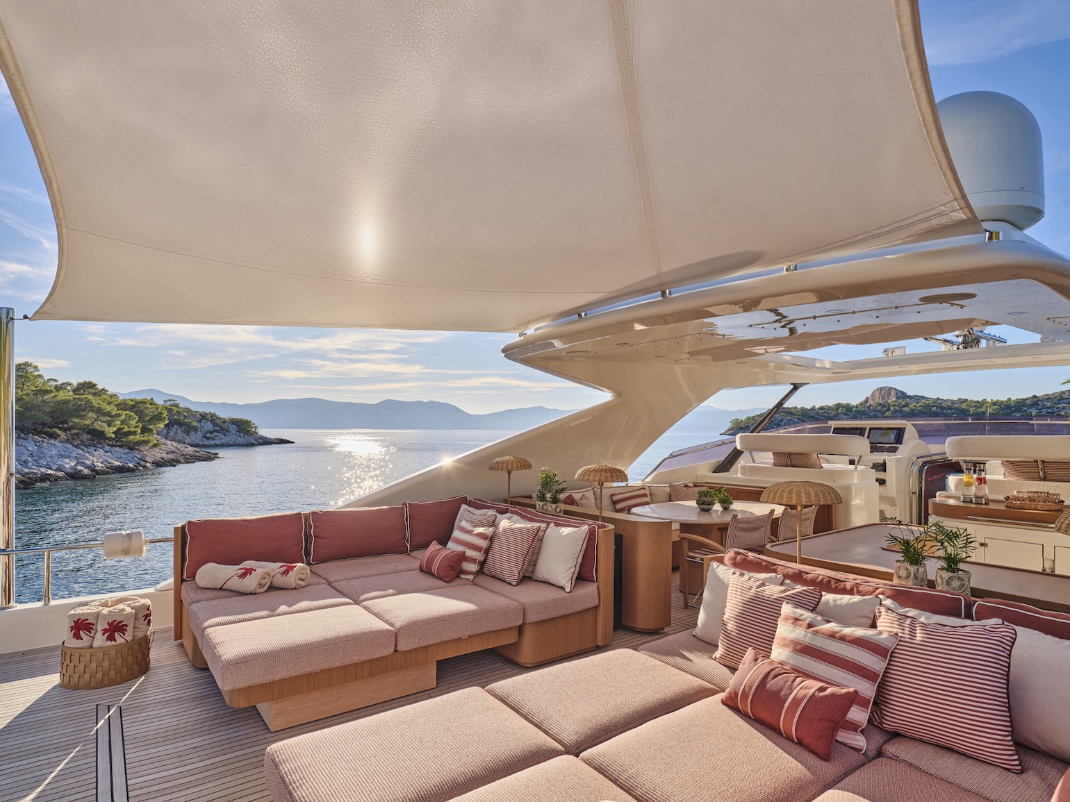 Malen_yacht_sundeck_loungers