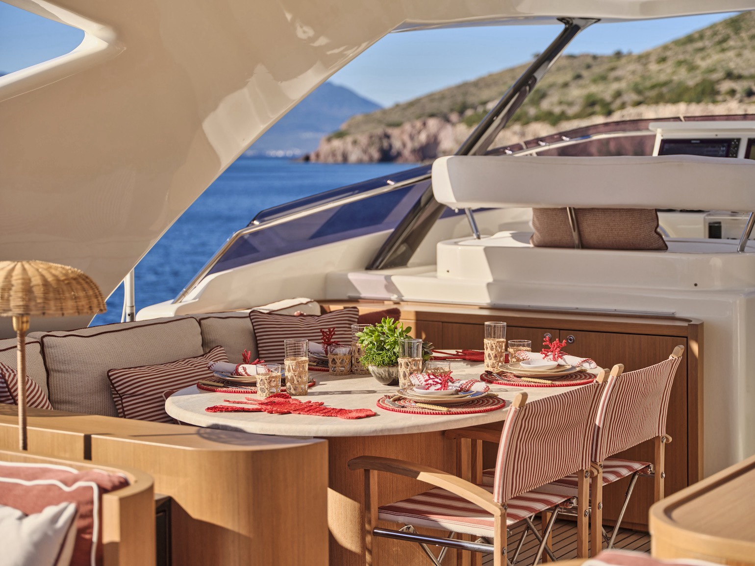 Malen_yacht_sundeck_table
