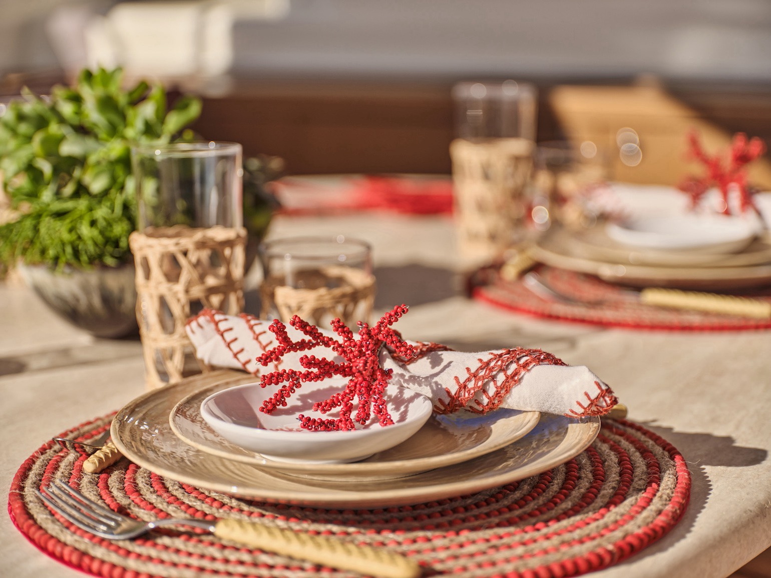 Malen_yacht_sundeck_table_detail