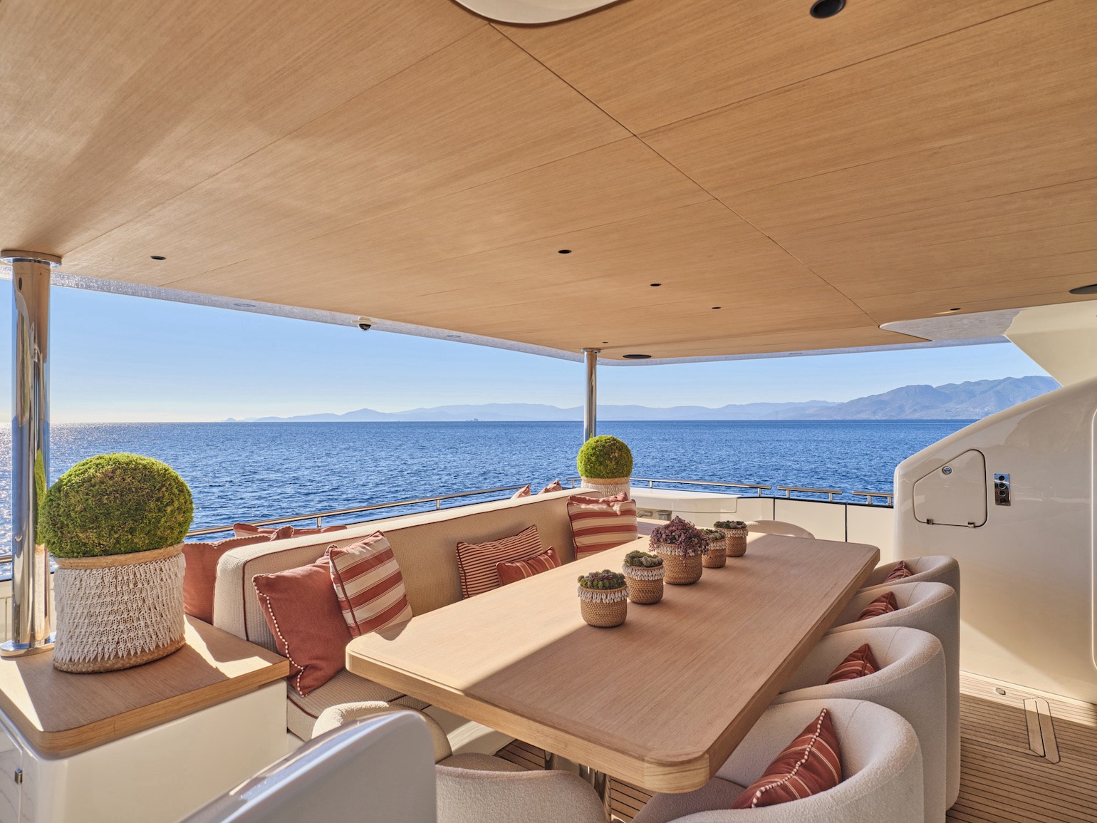 Malen_yacht_aft_table