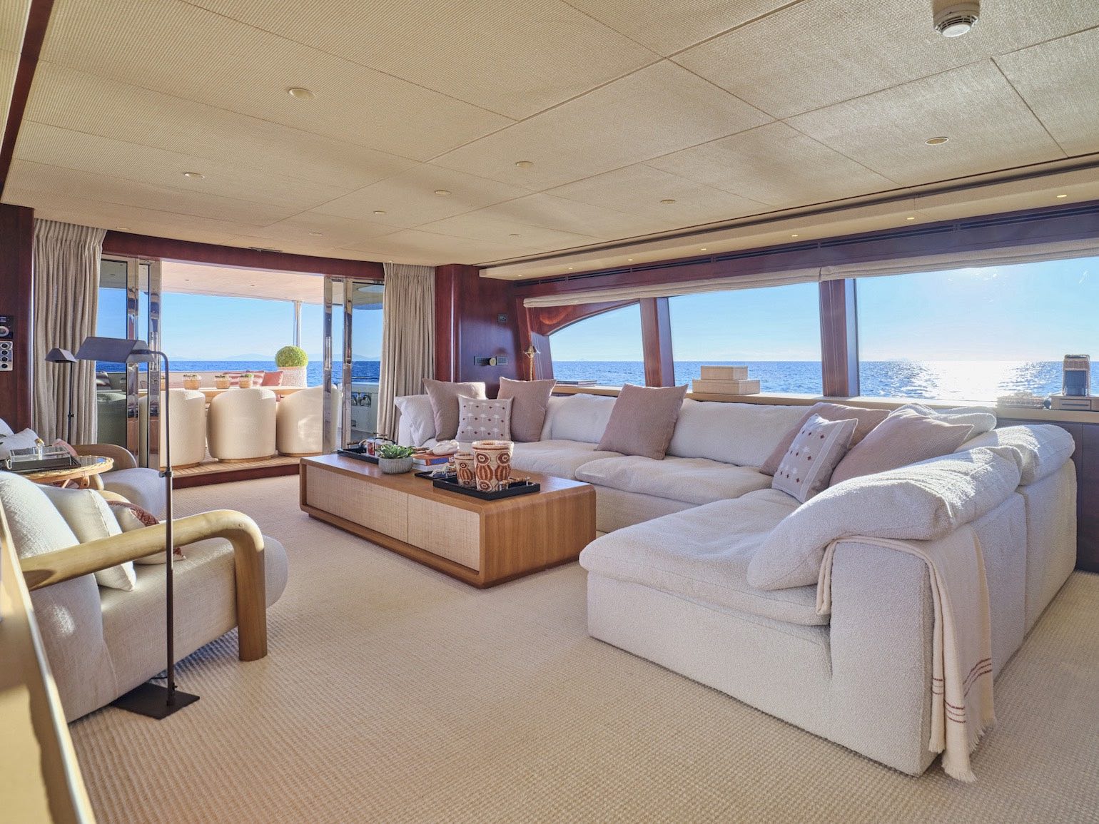 Malen_yacht_salon_aft