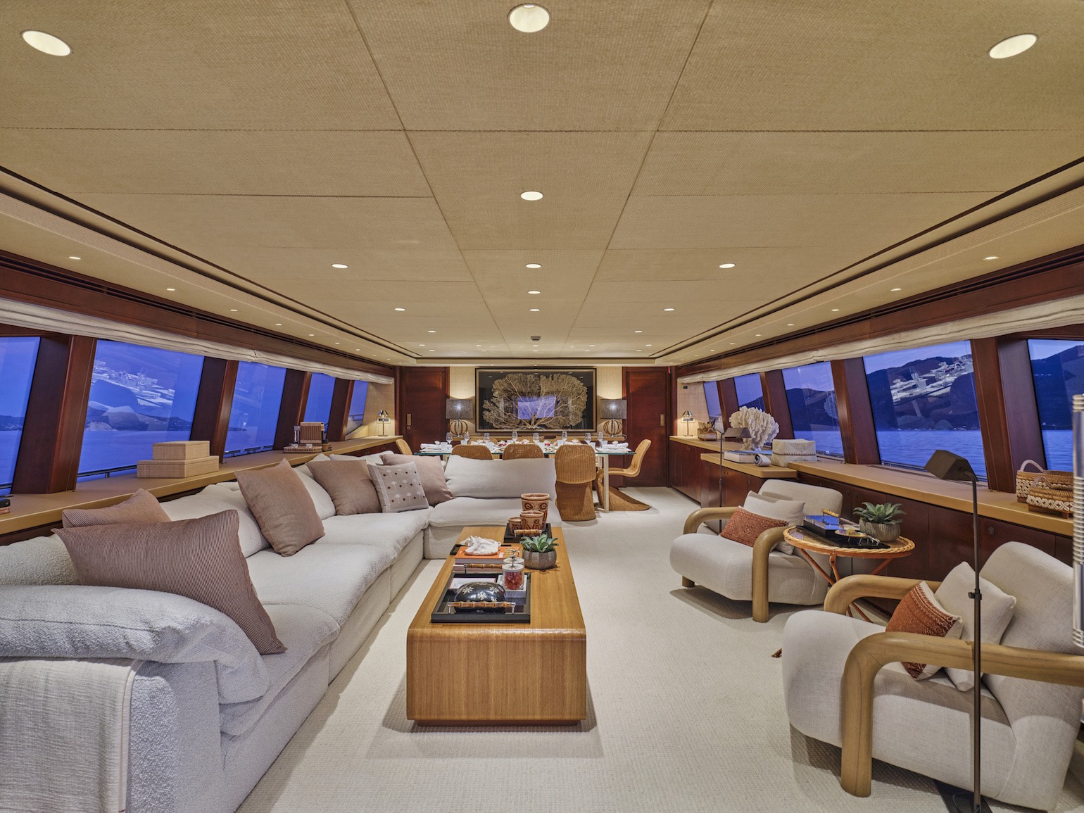 Malen_yacht_salon_evening