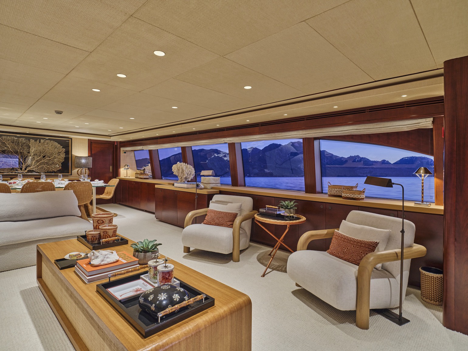 Malen_yacht_salon_evening 2